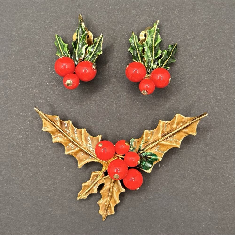 Vintage Hattie Carnegie‎ Enamel Holiday Brooch & Clip On Earrings Holly Berries